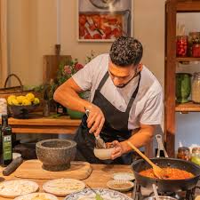 Volunteers cooking fresh meals at Abhinandan Rasoyee Yojana